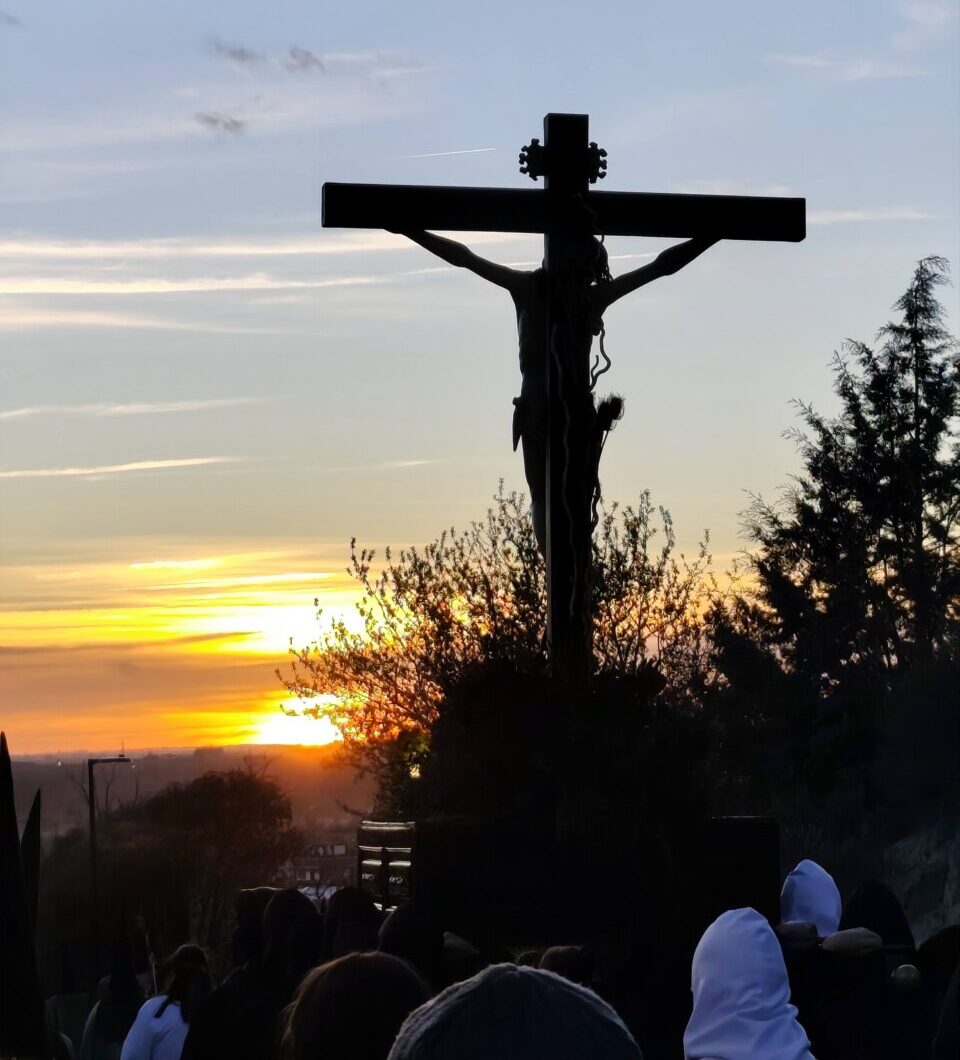 Procesión del Rosario del Dolor al atardecer en Palencia