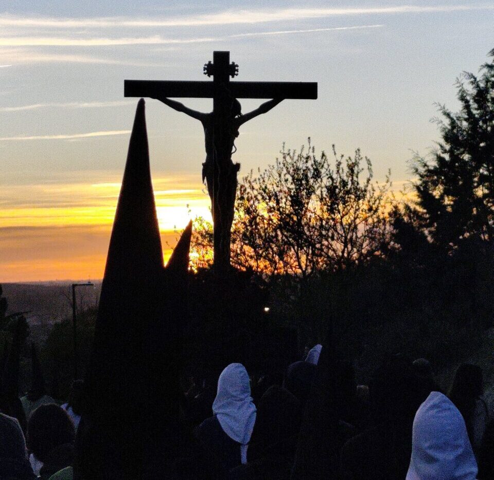 Procesión del Rosario del Dolor al atardecer en Palencia
