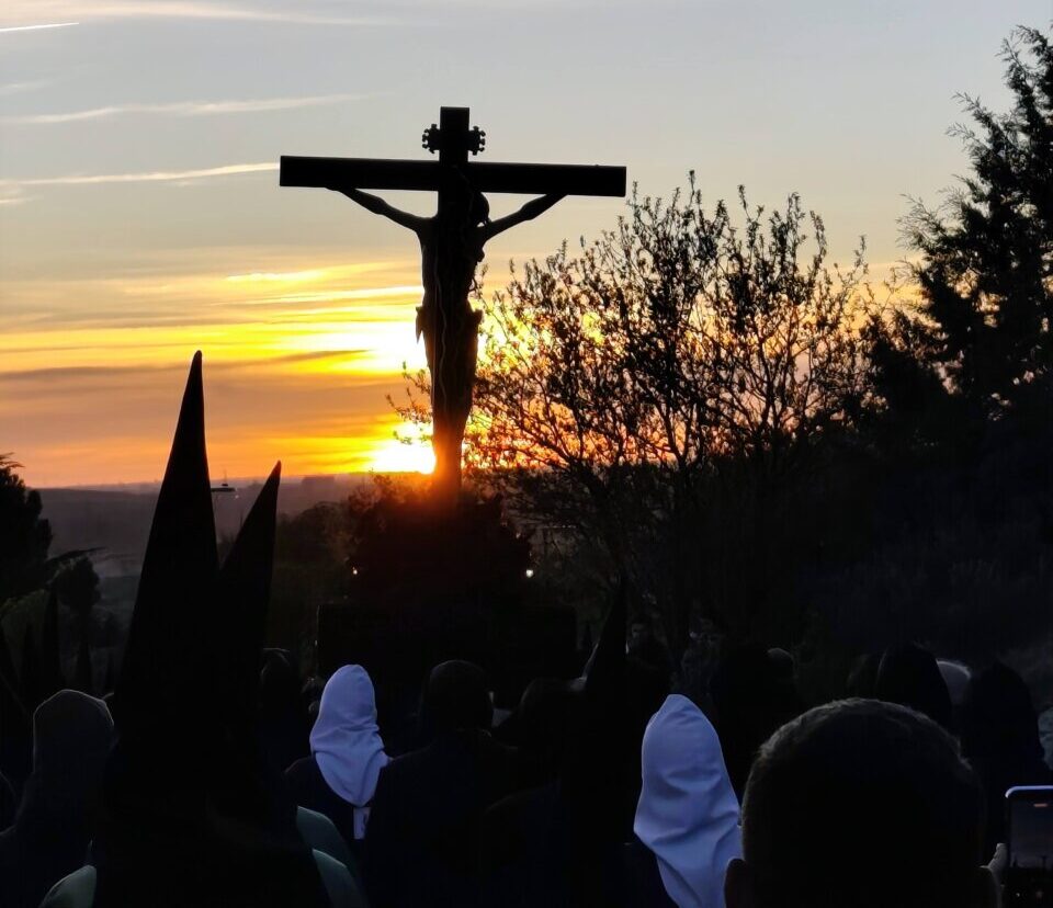 Procesión del Rosario del Dolor al atardecer en Palencia