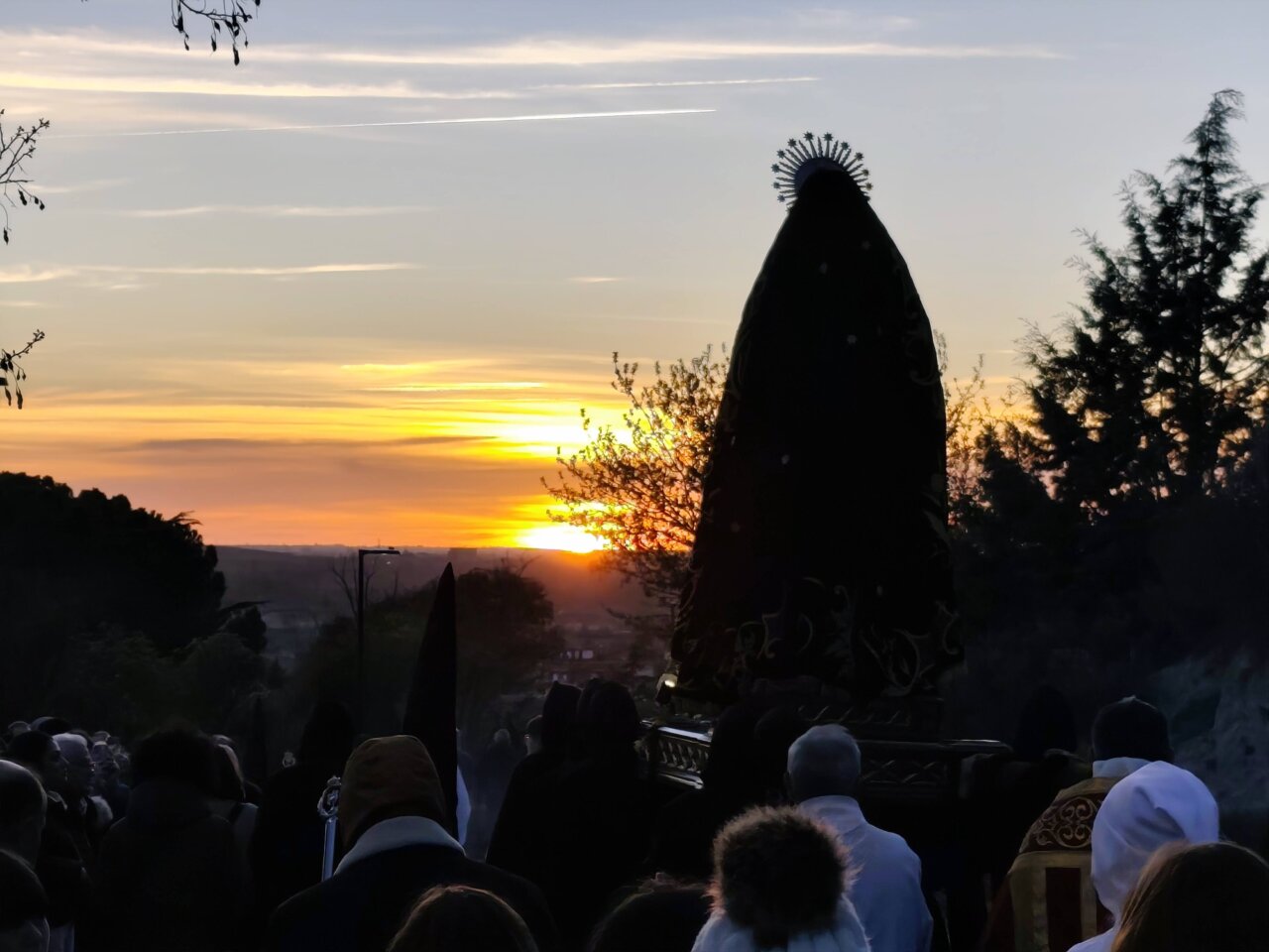 Procesión del Rosario del Dolor al atardecer en Palencia