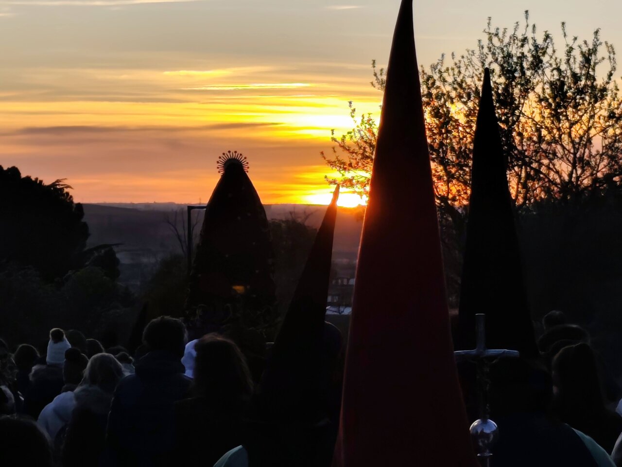 Procesión del Rosario del Dolor al atardecer en Palencia