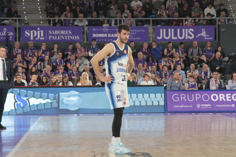 Jugador del Palencia en un partido de baloncesto contra Zamora