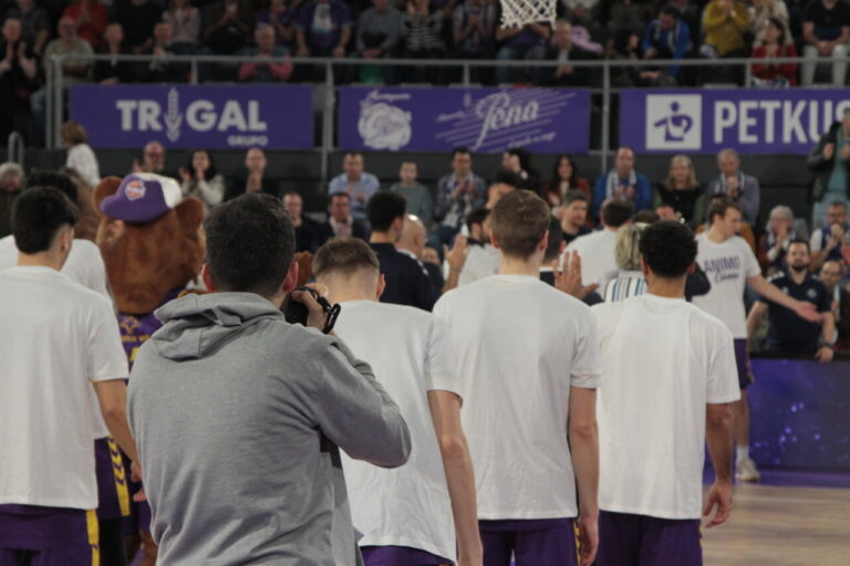 Jugadores de baloncesto saludando al público en un partido en Palencia