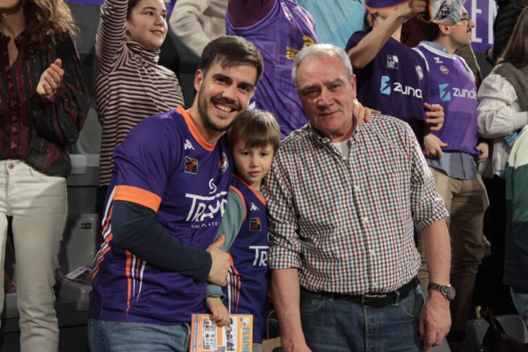 Aficionados del Palencia celebrando un partido de baloncesto