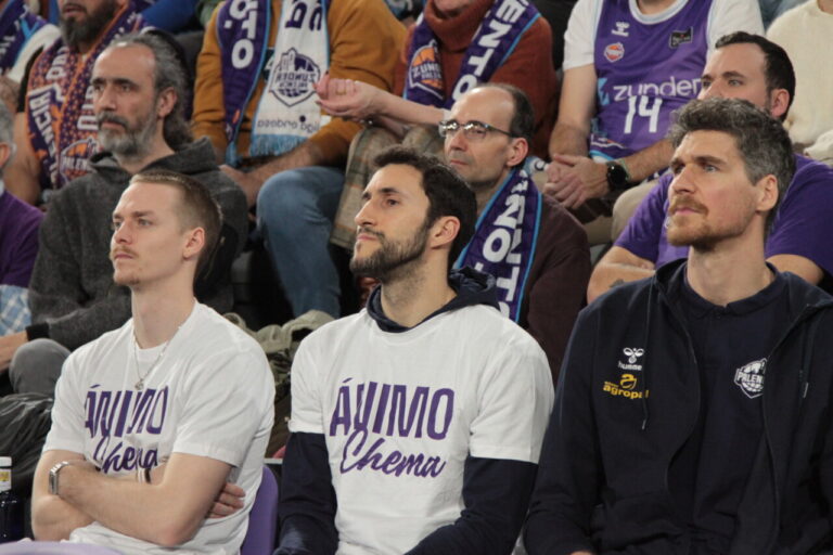 Espectadores animando durante un partido de baloncesto en Palencia.