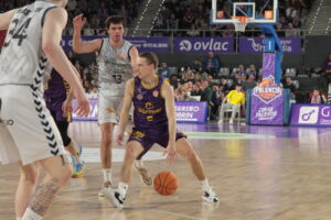 Jugadores de baloncesto compitiendo en un partido entre Palencia y Zamora.