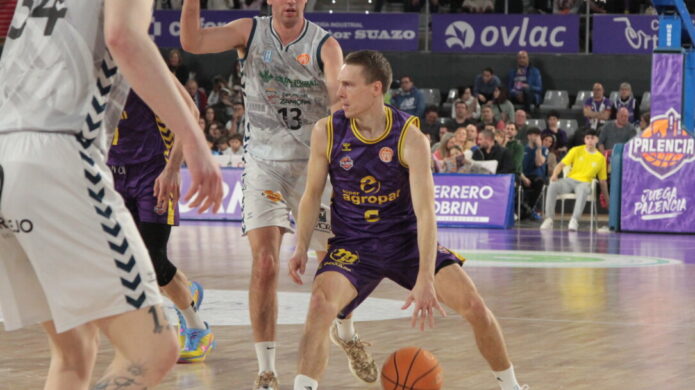 Jugadores de baloncesto compitiendo en un partido entre Palencia y Zamora.