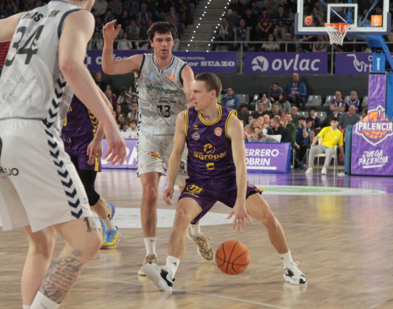 Jugadores de baloncesto compitiendo en un partido entre Palencia y Zamora.