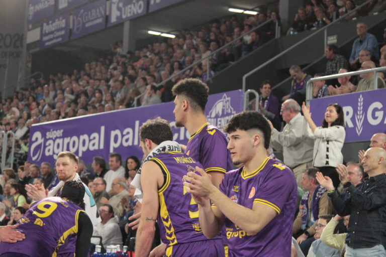 Jugadores del equipo de baloncesto en el partido de Palencia contra Zamora.