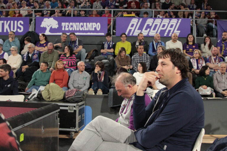 Espectadores en un partido de baloncesto entre Palencia y Zamora