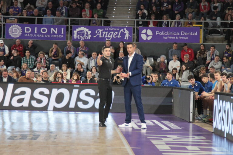 Entrenador y árbitro discutiendo en un partido de baloncesto en Palencia.