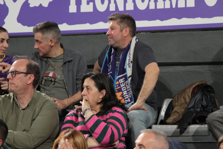 Espectadores en un partido de baloncesto entre Palencia y Zamora.