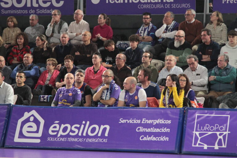 Aficionados animando en un partido de baloncesto entre Palencia y Zamora