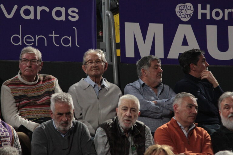 Espectadores en un partido de baloncesto en Palencia