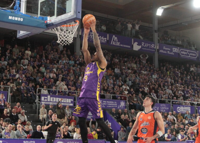 Jugador del Súper Agropal Palencia realizando un mate en un partido de baloncesto