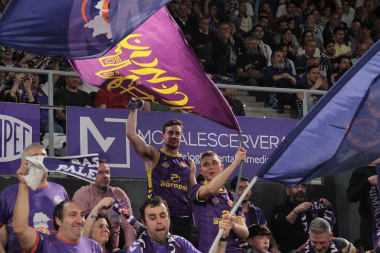 Aficionados del Súper Agropal Palencia animando en un partido de baloncesto.