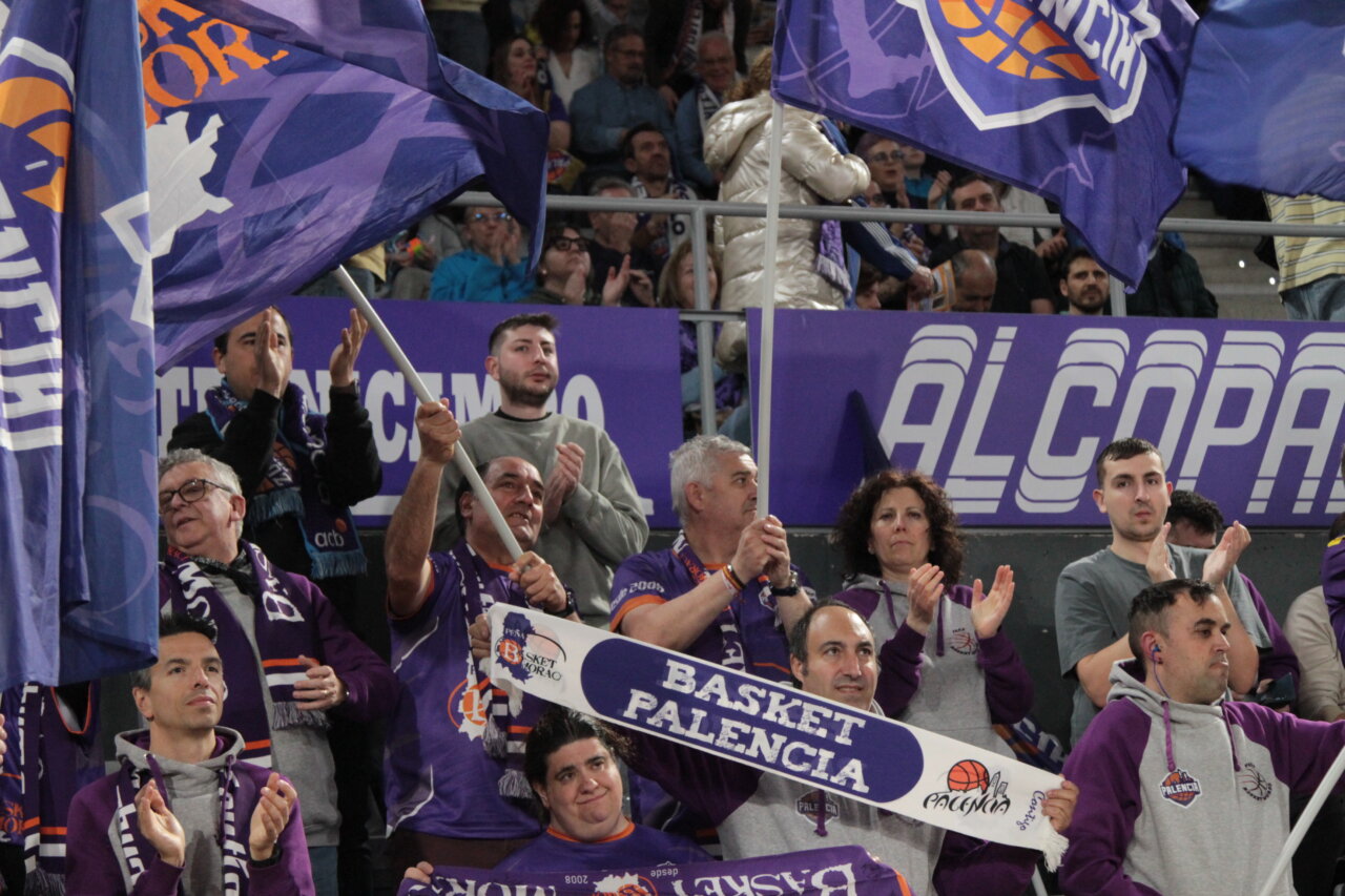 Aficionados animando en el partido de baloncesto del Súper Agropal Palencia