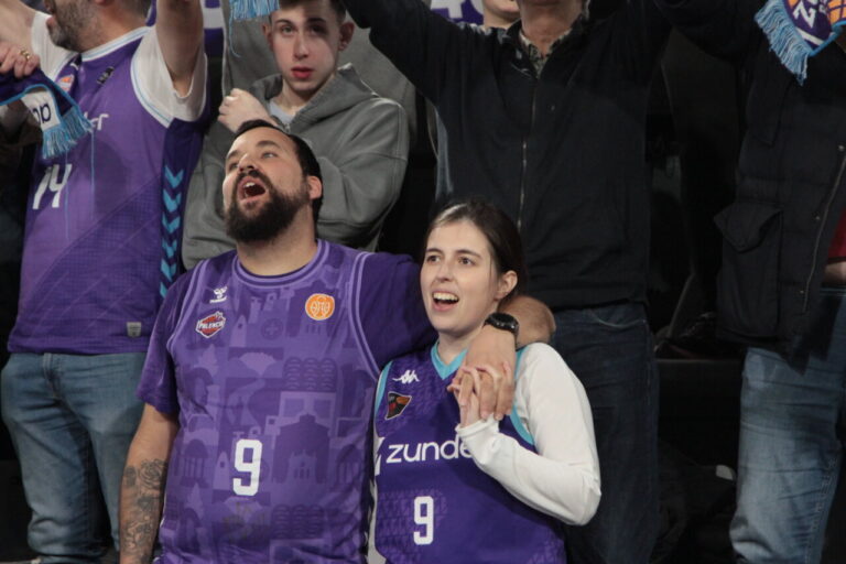 Aficionados animando en las gradas durante un partido de baloncesto