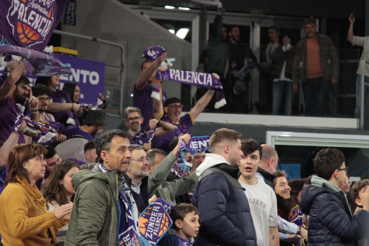 Aficionados del Súper Agropal Palencia animando en las gradas