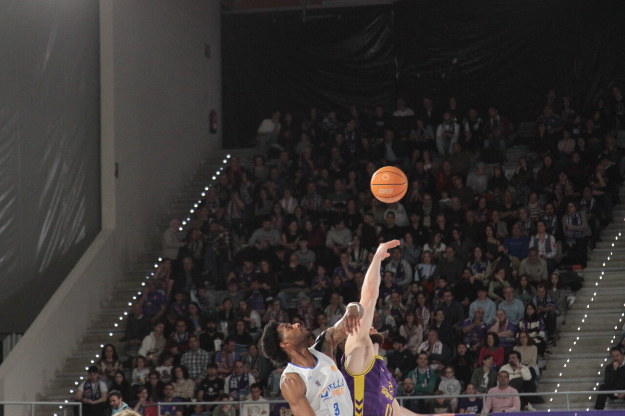 Jugadores de baloncesto en un salto durante el partido entre Palencia y Melilla