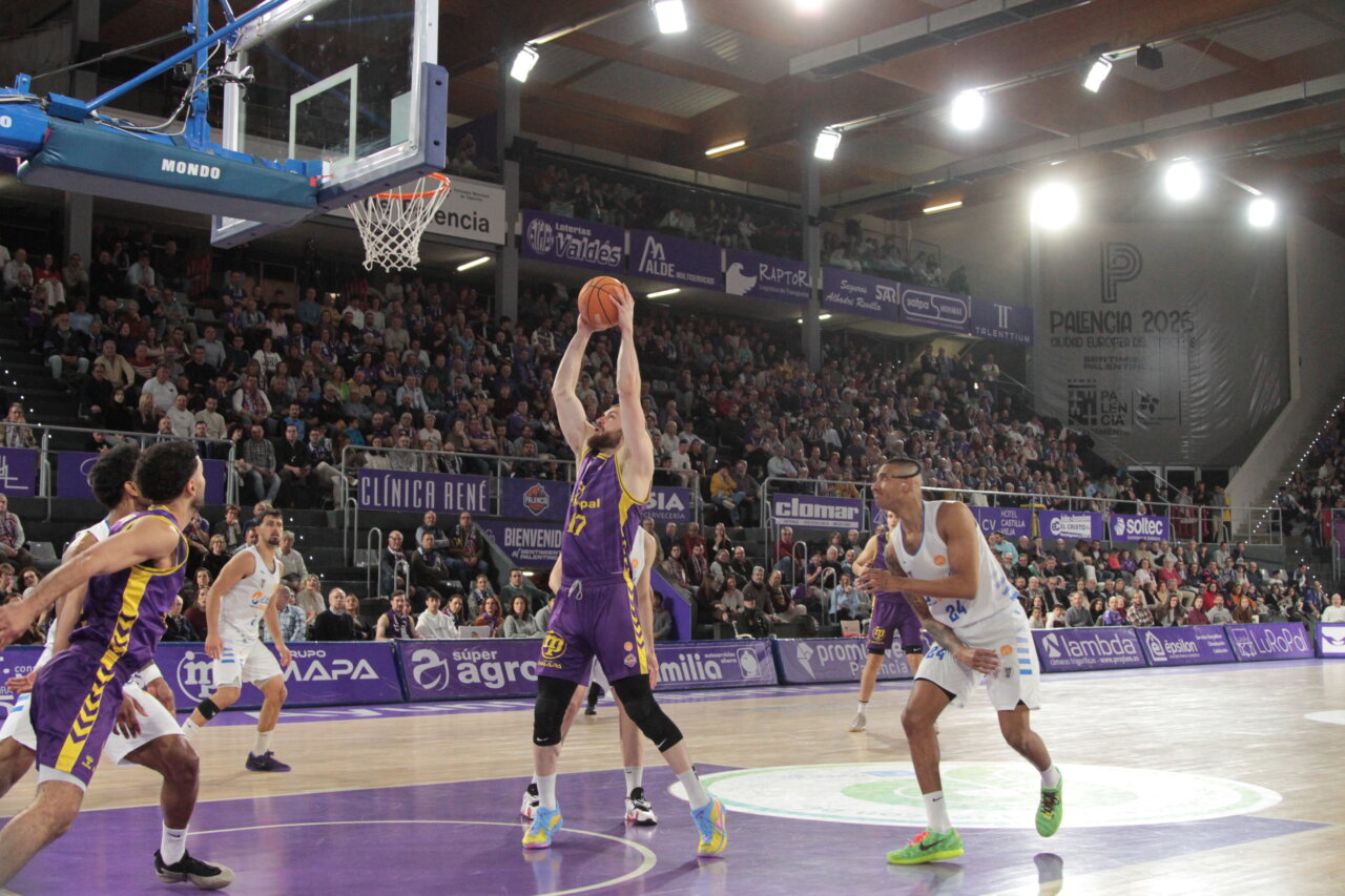 Jugadores de baloncesto en acción durante el partido entre Palencia y Melilla