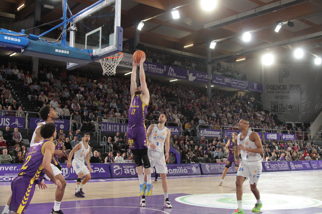 Jugador del Súper Agropal Palencia lanzando a canasta durante un partido