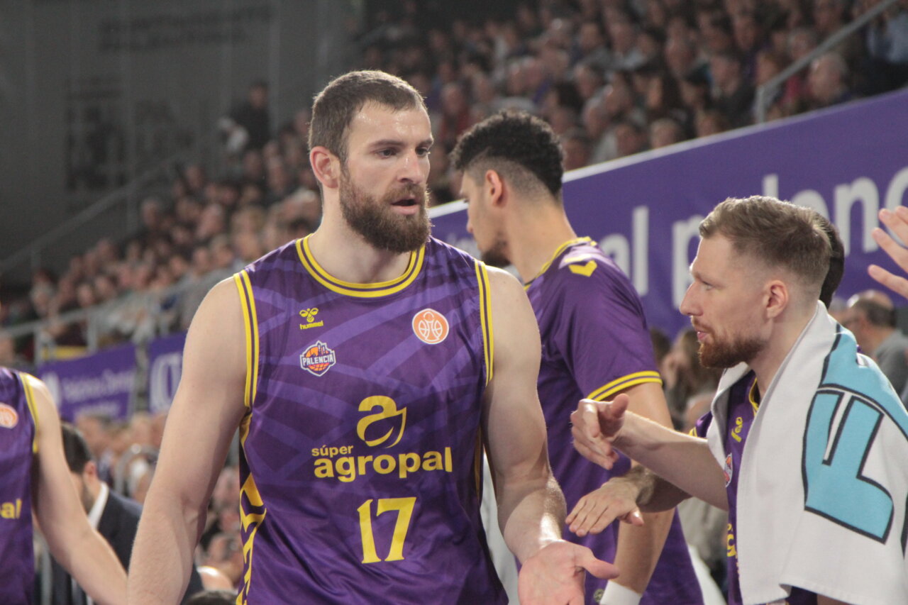 Jugadores del Súper Agropal Palencia en un partido de baloncesto