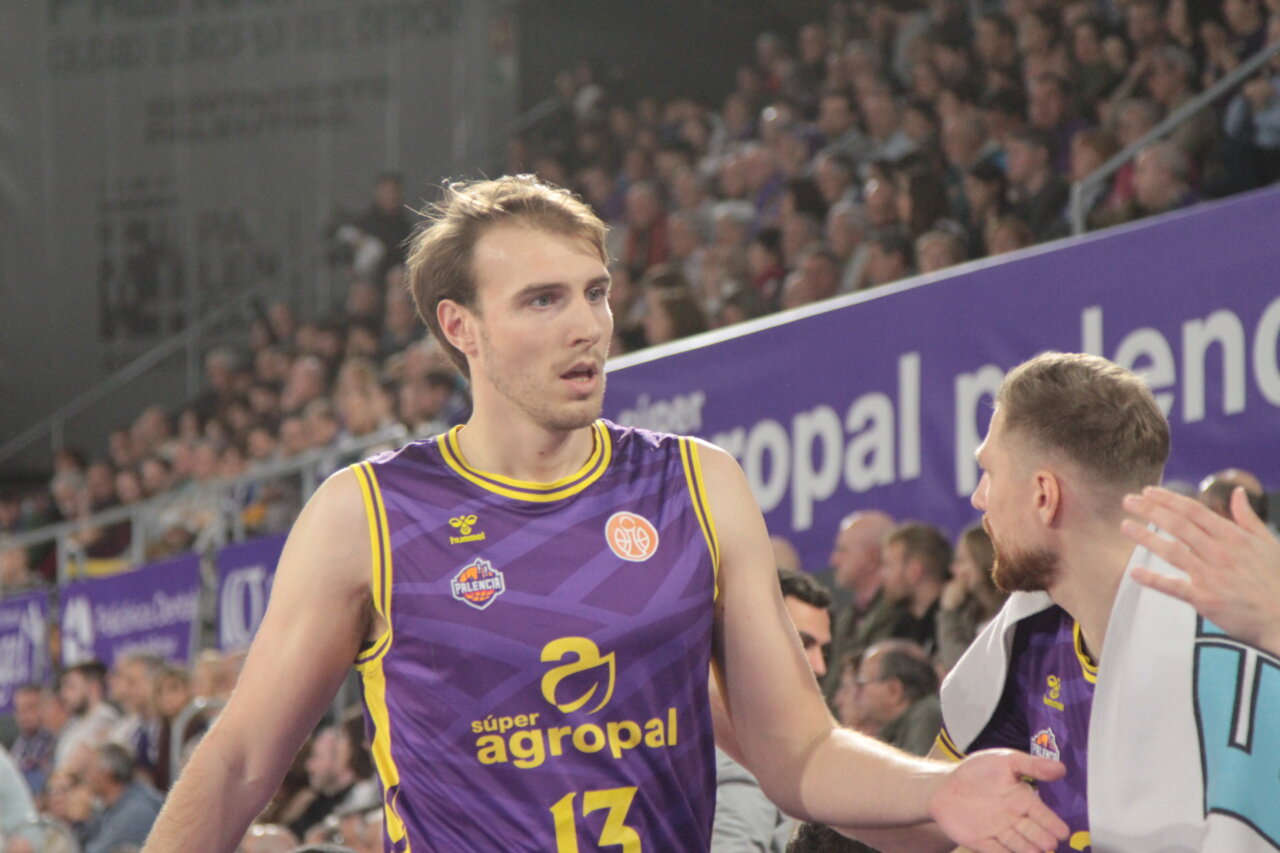 Jugador del Súper Agropal Palencia durante un partido de baloncesto