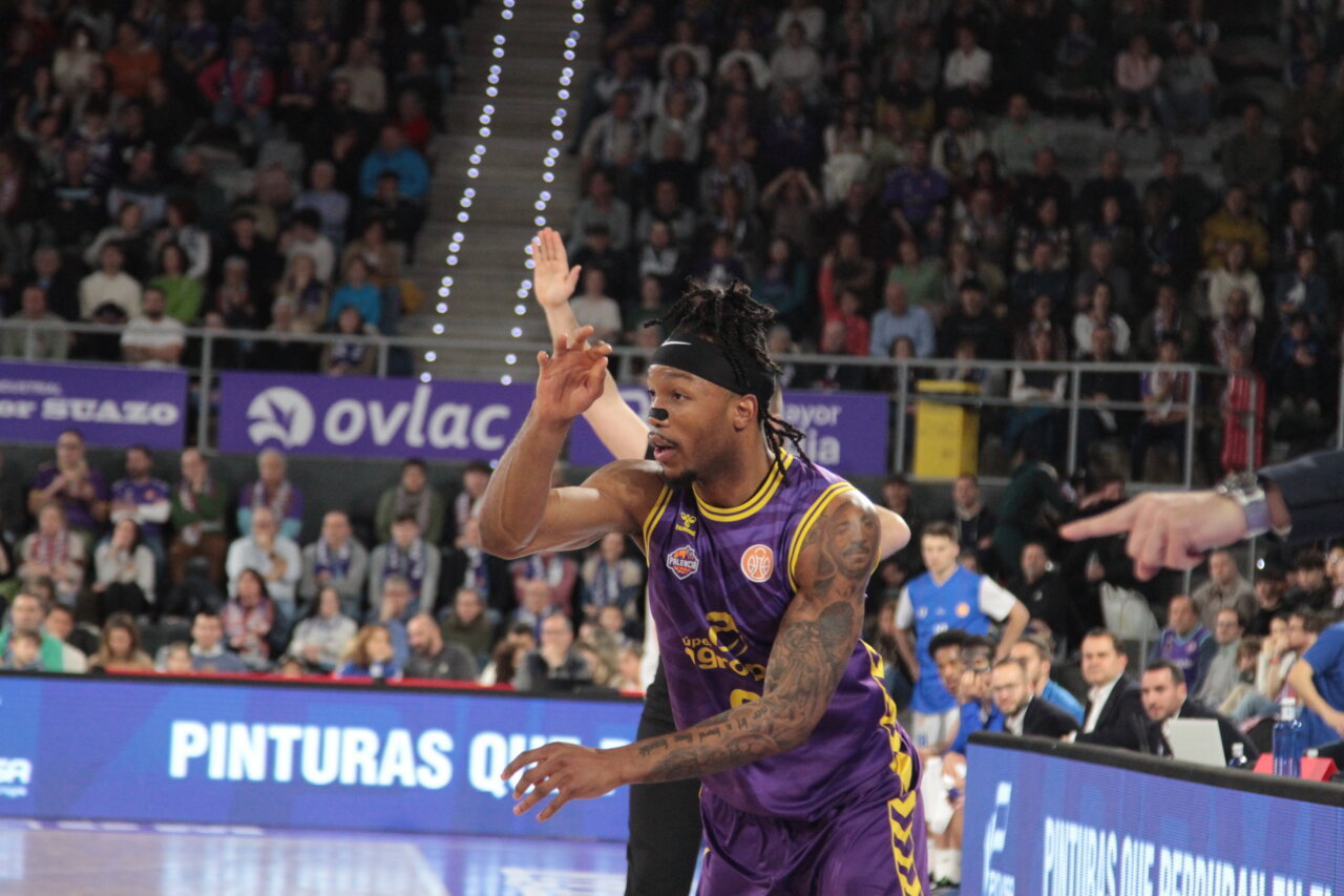 Jugador del Súper Agropal Palencia en acción durante un partido de baloncesto