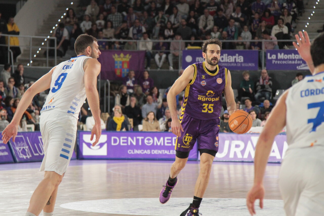 Jugador del Súper Agropal Palencia driblando durante un partido de baloncesto.