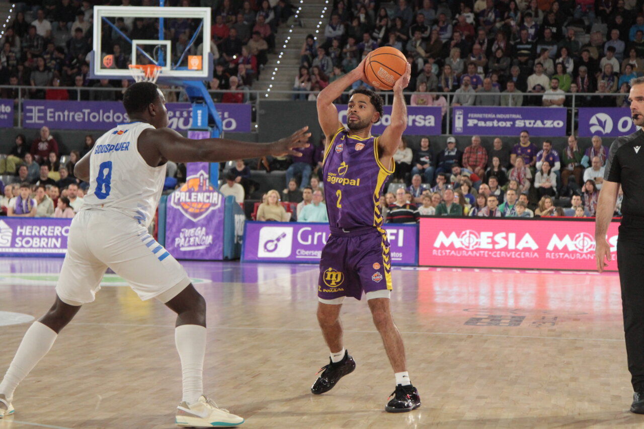 Jugador de baloncesto del Súper Agropal Palencia en acción durante un partido
