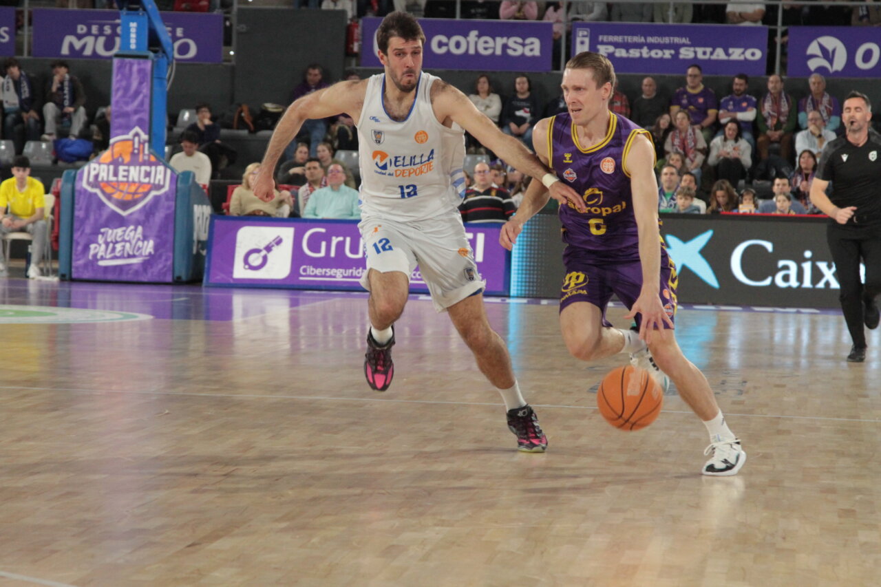 Jugadores de baloncesto compiten en un partido entre Palencia y Melilla.