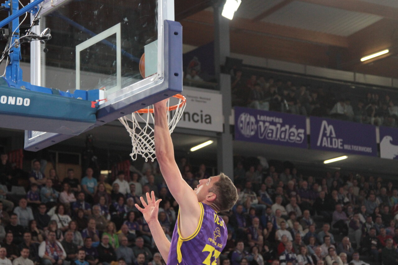 Jugador del Súper Agropal Palencia anotando en un partido de baloncesto