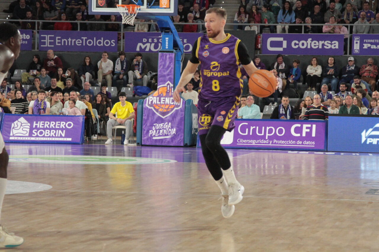 Jugador del Súper Agropal Palencia en acción durante un partido de baloncesto