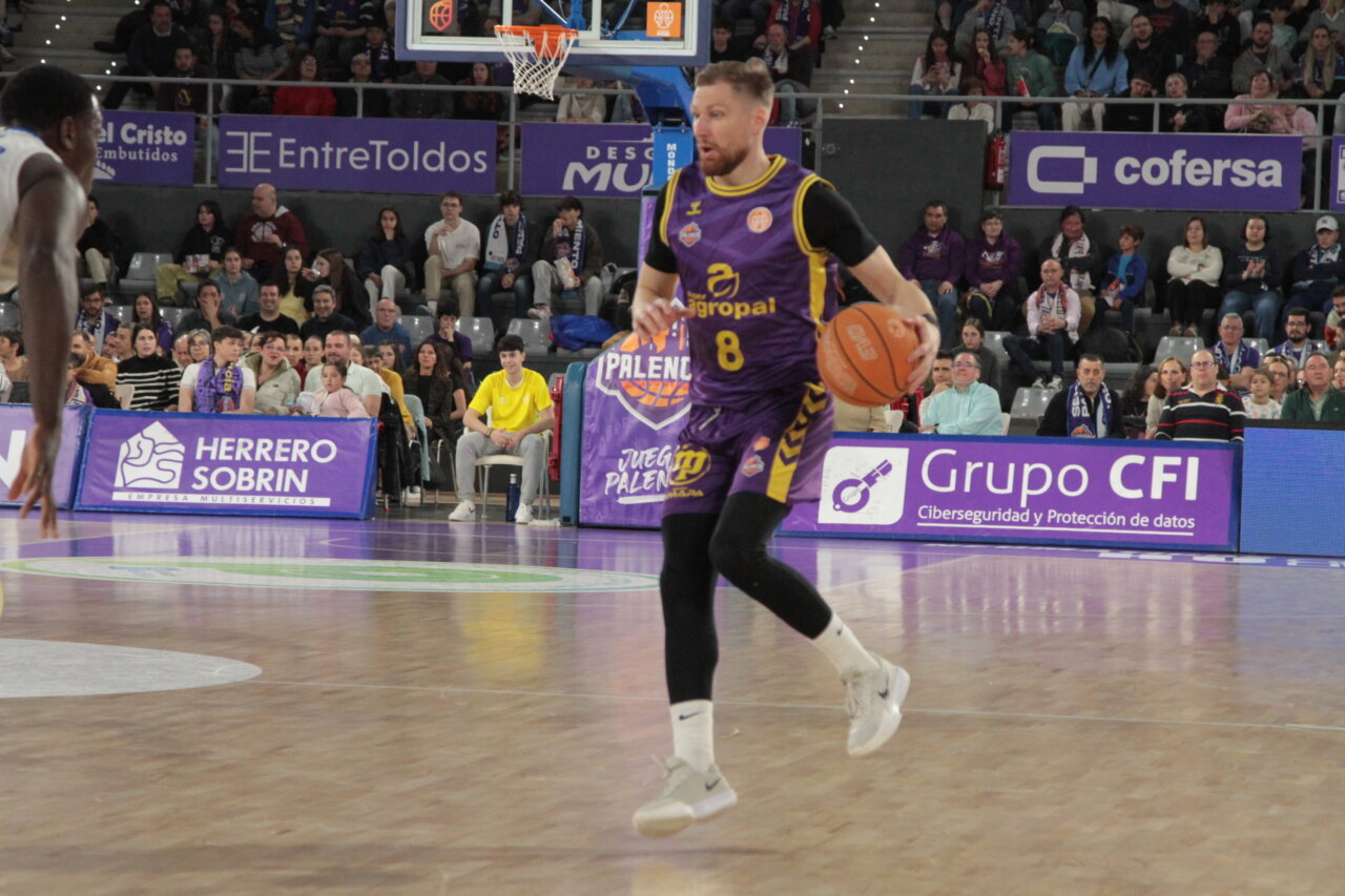 Jugador del Súper Agropal Palencia en acción durante un partido de baloncesto