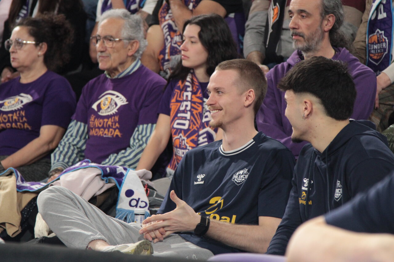 Aficionados en las gradas durante el partido de baloncesto.