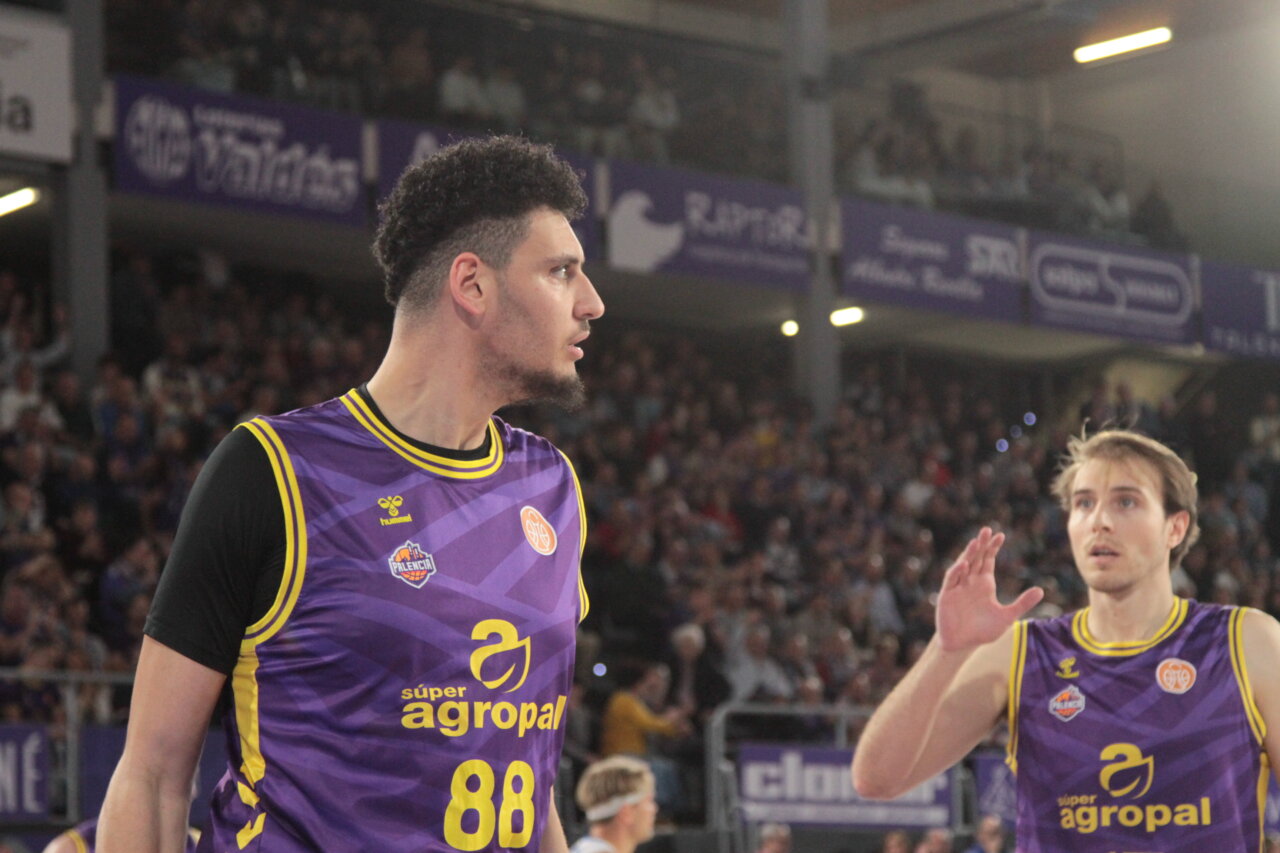 Jugadores del Súper Agropal Palencia en un partido de baloncesto