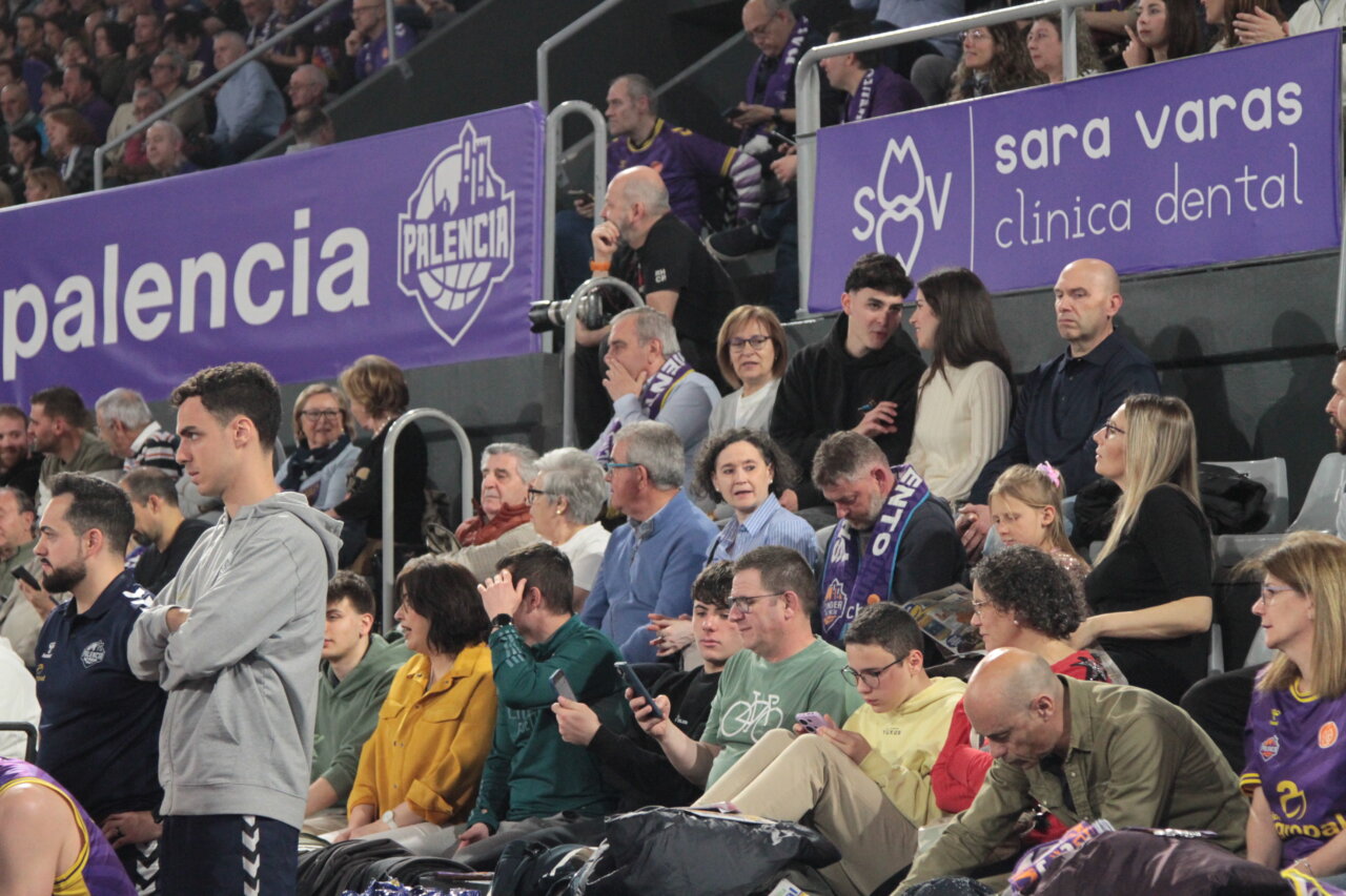 Espectadores en las gradas durante el partido de baloncesto en Palencia
