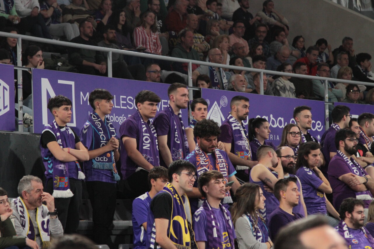 Aficionados del Súper Agropal Palencia animando en las gradas