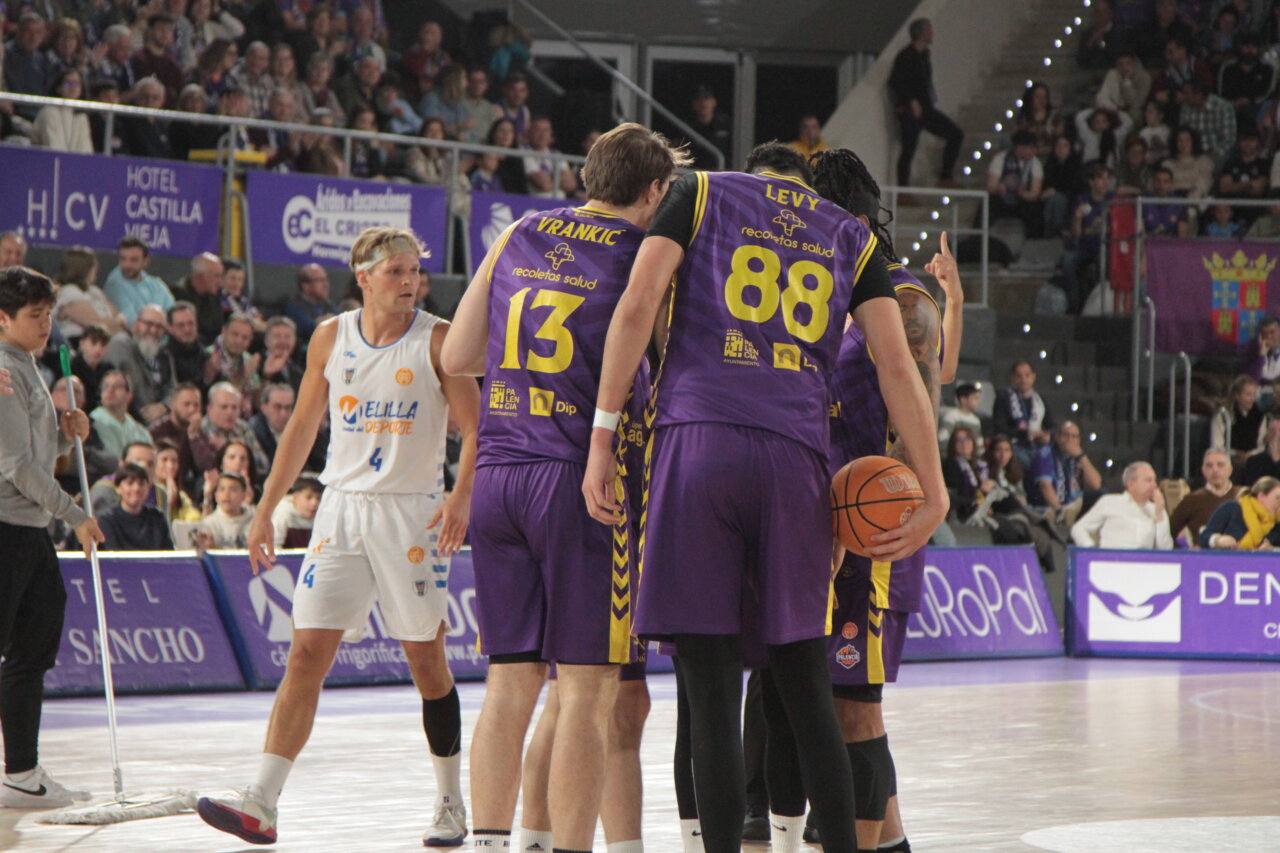 Jugadores del Súper Agropal Palencia en un partido de baloncesto