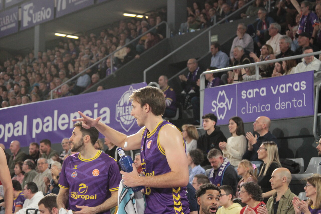 Jugadores del Súper Agropal Palencia en un partido de baloncesto