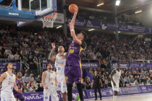 Jugador del Súper Agropal Palencia lanzando a canasta durante un partido