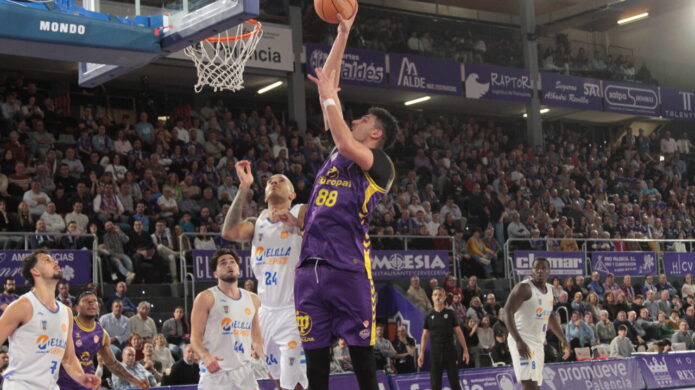Jugador del Súper Agropal Palencia lanzando a canasta durante un partido