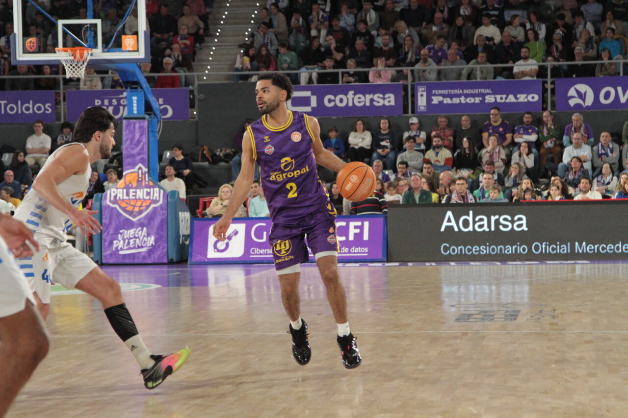 Jugador del Súper Agropal Palencia driblando en un partido de baloncesto