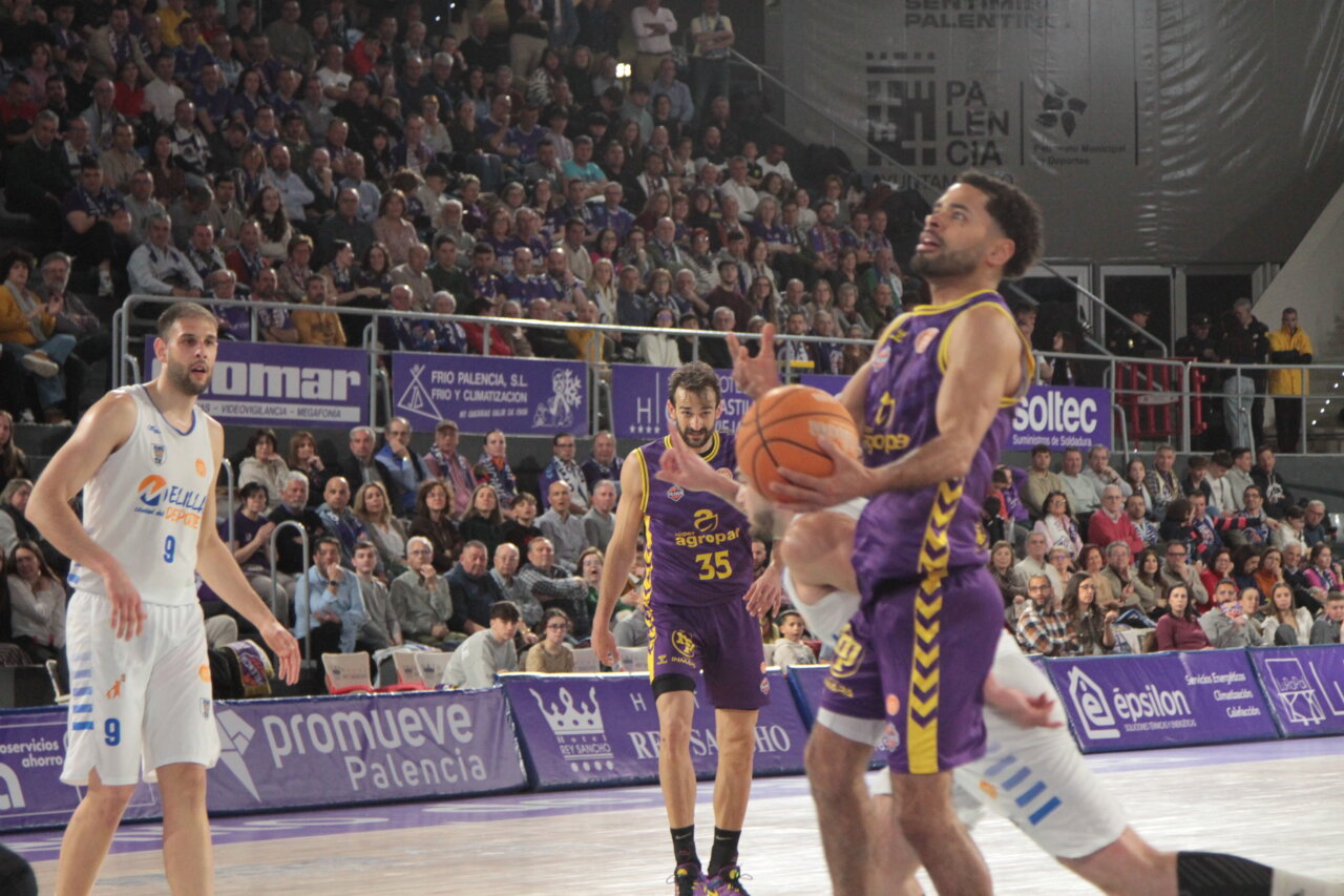 Jugadores de baloncesto en un partido entre Súper Agropal Palencia y Melilla