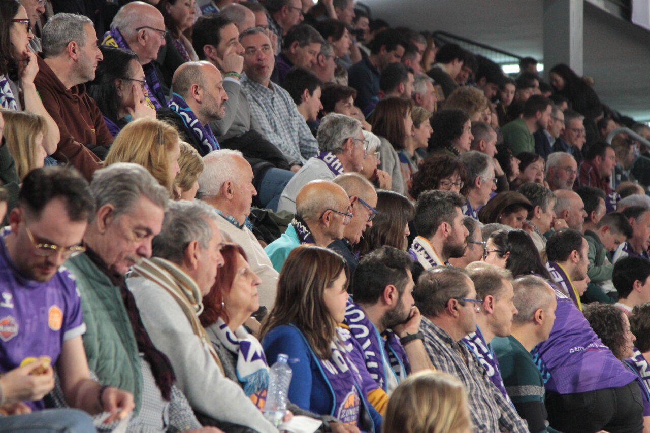 Aficionados en las gradas durante el partido de baloncesto