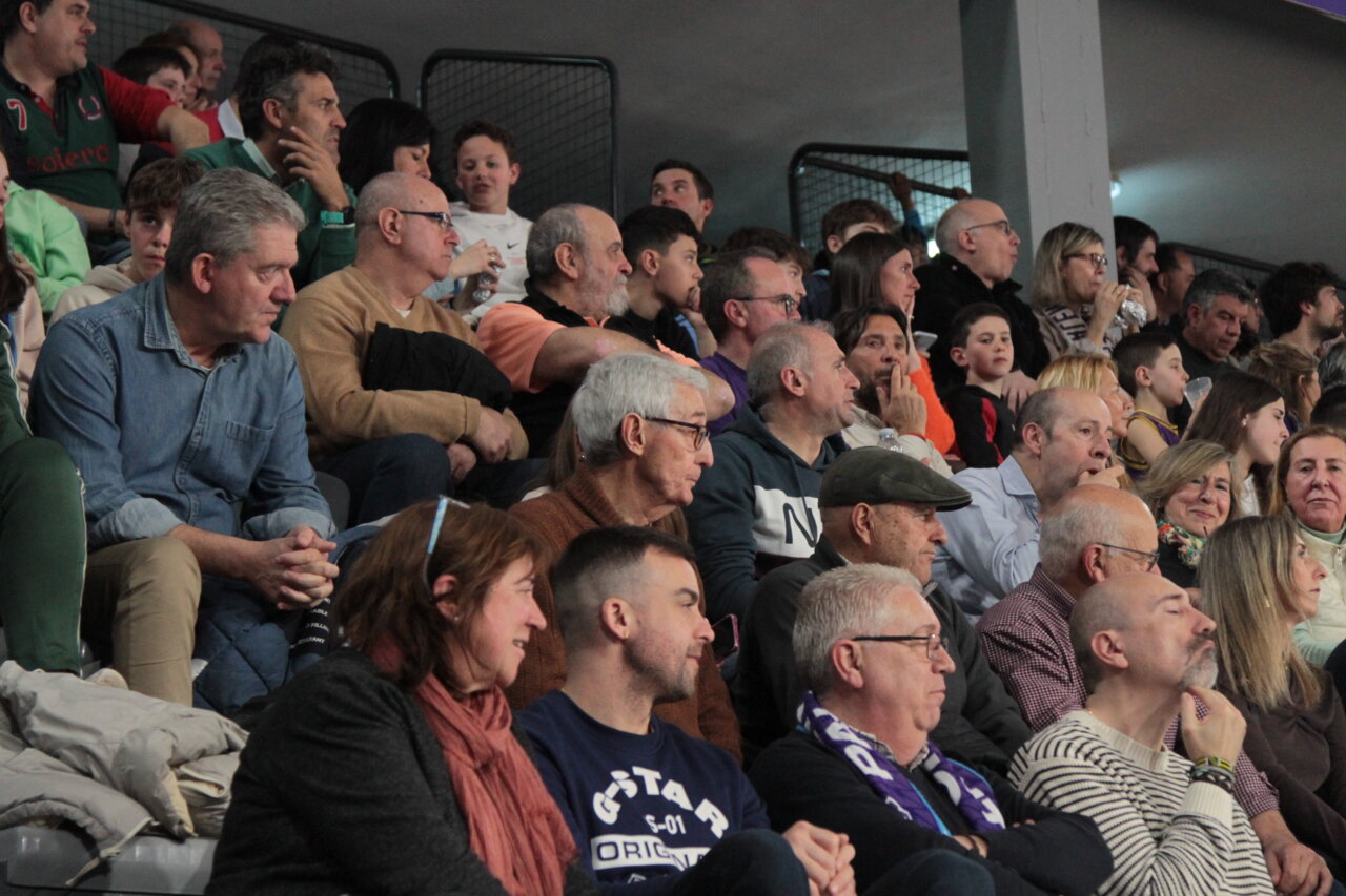 Espectadores en las gradas durante un partido de baloncesto