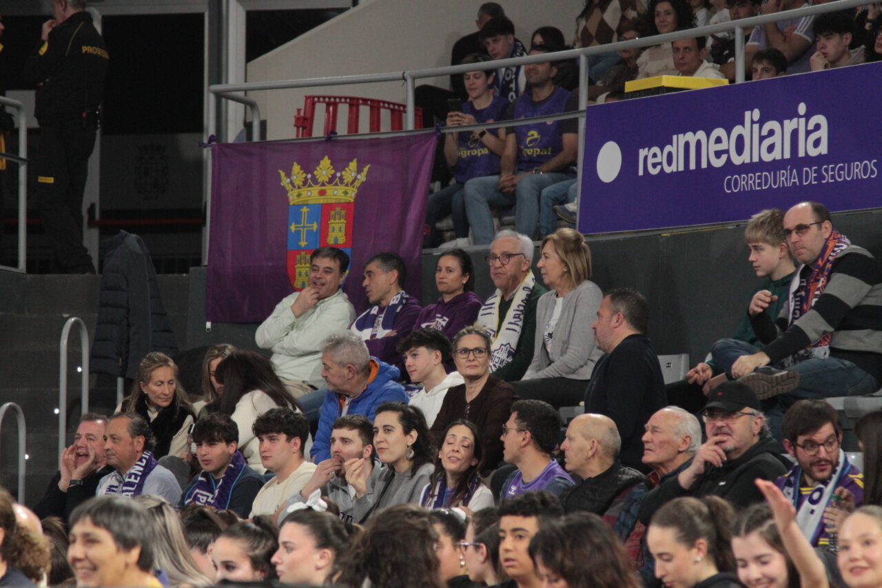 Espectadores animando en las gradas durante el partido de baloncesto.