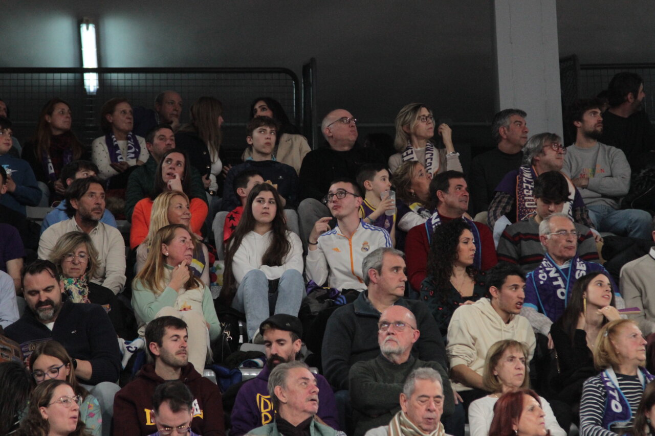 Aficionados en las gradas durante un partido de baloncesto