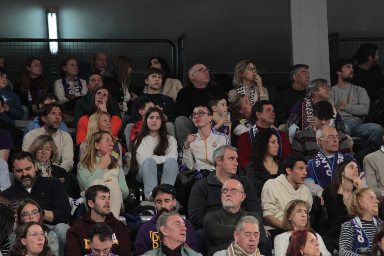 Espectadores en las gradas durante el partido de baloncesto
